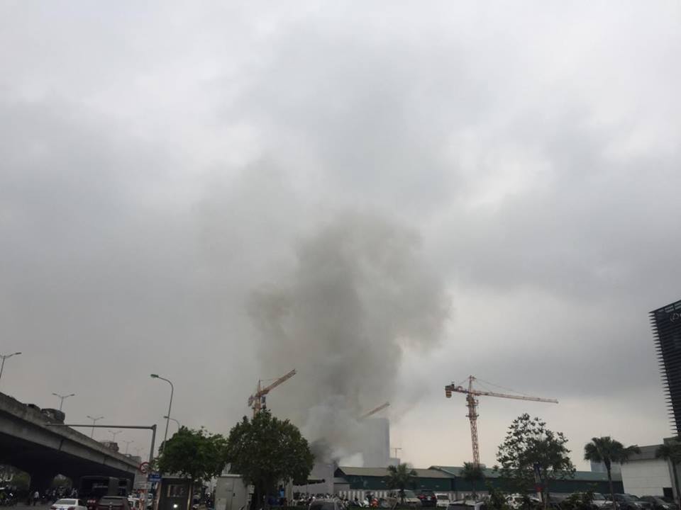 Hà Nội: Cháy lớn tại kho hàng trên đường Phạm Hùng - Ảnh 9