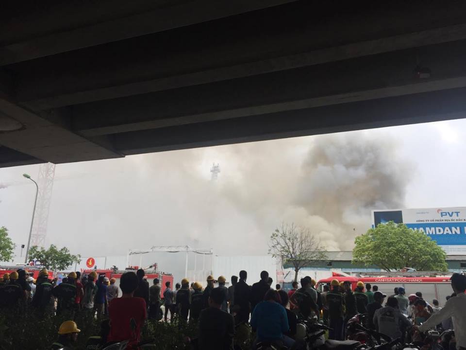 Hà Nội: Cháy lớn tại kho hàng trên đường Phạm Hùng - Ảnh 11