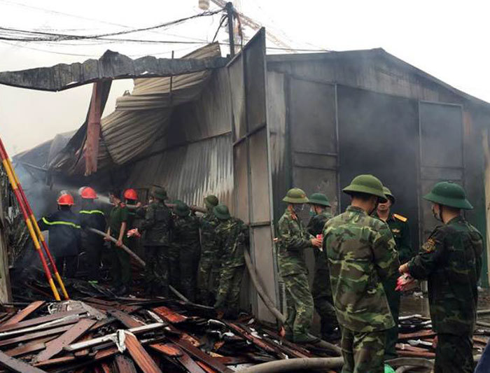 Hà Nội: Cháy lớn tại kho hàng trên đường Phạm Hùng - Ảnh 12