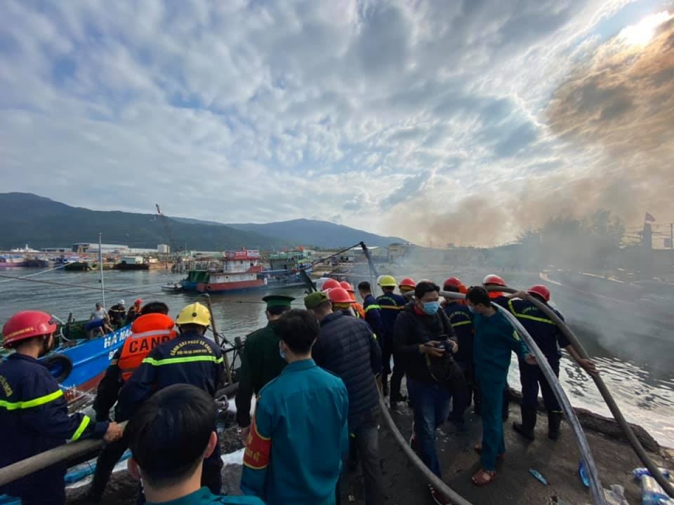 Đà Nẵng: Cháy ở âu thuyền Thọ Quang, 3 tàu bị thiệt hại nặng - Ảnh 3
