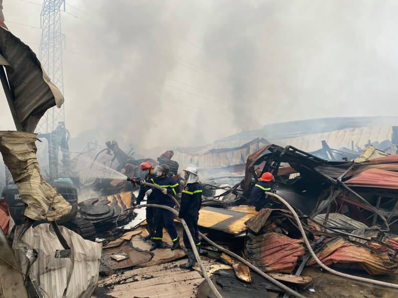 Hà Nội: Cháy lớn tại xưởng gỗ rộng hàng nghìn mét vuông ở Hoài Đức - Ảnh 4