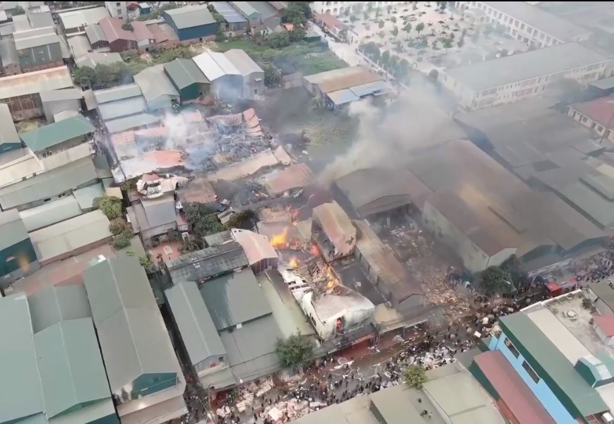 Thông tin mới nhất về vụ cháy nhiều xưởng gỗ ở Hữu Bằng, huyện Thạch Thất - Ảnh 1