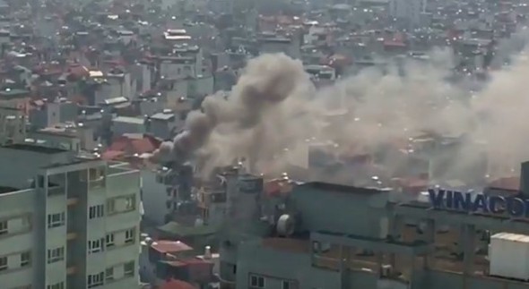 Hà Nội: Cháy lớn tại ngôi nhà 4 tầng trên phố Minh Khai - Ảnh 1