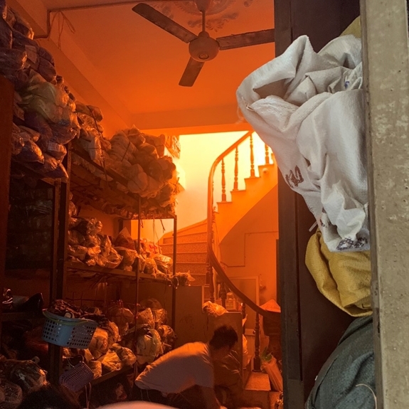 Hà Nội: Cháy lớn trên khu phố cổ, lan sang cửa hàng văn phòng phẩm, dép nhựa - Ảnh 3