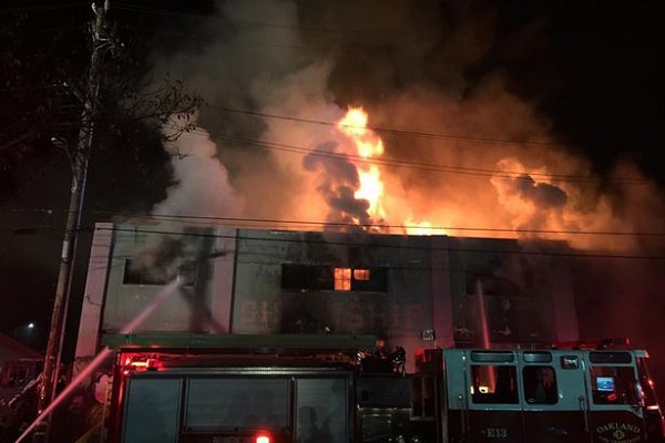 Mỹ: Cháy nhà kho "Tàu ma Oakland", ít nhất 10 người thiệt mạng - Ảnh 1