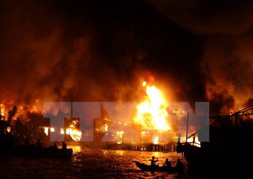 Cháy kinh hoàng ở Nha Trang, nhiều căn nhà bị thiêu rụi - Ảnh 1