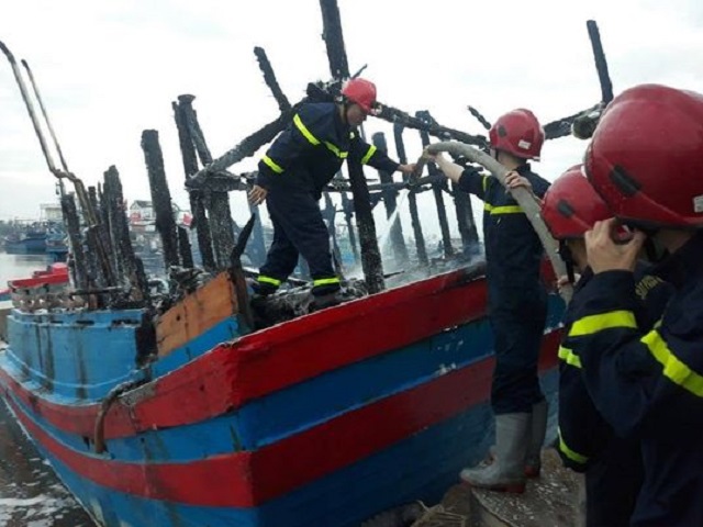 Quảng Ngãi: Cháy tàu cá, thiệt hại gần 4 tỷ đồng - Ảnh 1
