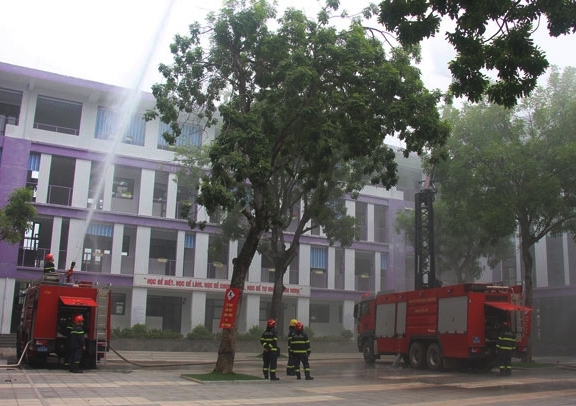 Hà Nội: Cứu người mắc kẹt trong đám cháy giả định ở trường THCS Nhật Tân - Ảnh 1