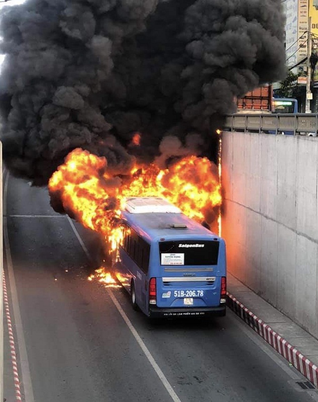TP Hồ Chí Minh: Cháy xe buýt tại hầm chui An Sương - Ảnh 1