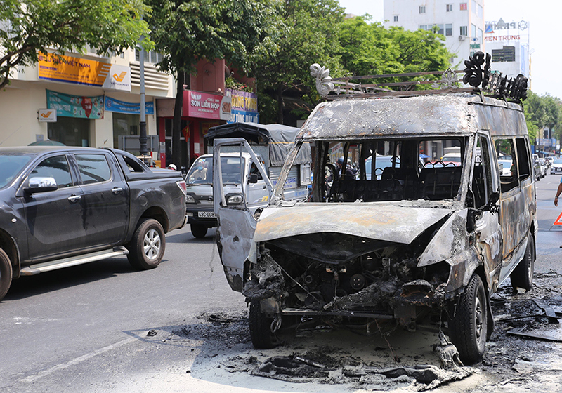 Ô tô 16 chỗ bốc cháy ngùn ngụt giữa phố ở Đà Nẵng - Ảnh 1