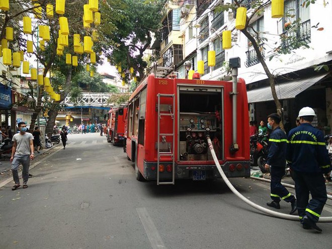 Hà Nội: Cháy lớn trên khu phố cổ, lan sang cửa hàng văn phòng phẩm, dép nhựa - Ảnh 4