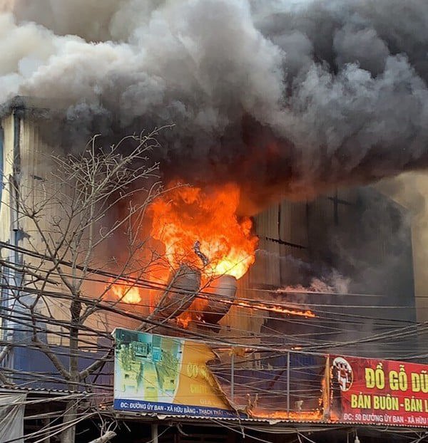 Hà Nội: Cháy lớn ở Thạch Thất, nhiều xưởng gỗ bị thiêu rụi - Ảnh 3