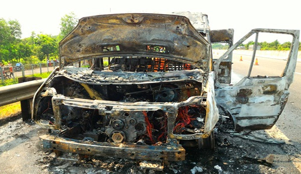 Ôtô cháy rụi trên cao tốc Trung Lương, 14 người thoát nạn - Ảnh 1