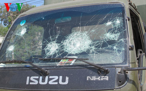 Hàng chục công nhân phá xe CSGT khi bị thổi phạt - Ảnh 1