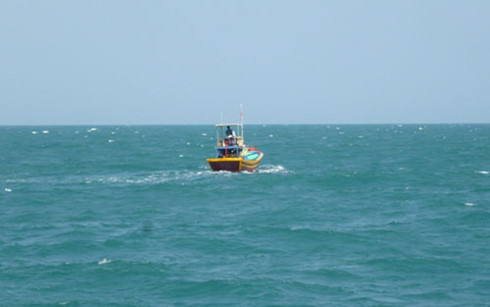 Chìm tàu ở Bình Thuận: 4 người được cứu sống, 1 người tử vong - Ảnh 1