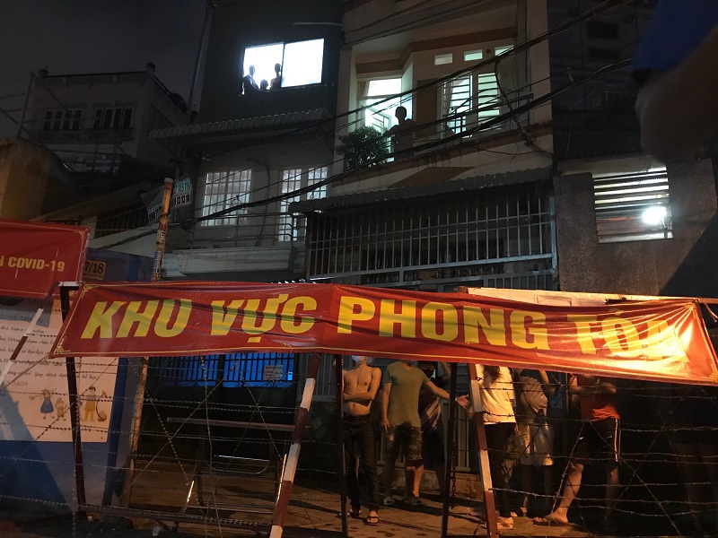 TP Hồ Chí Minh: Người dân vỡ òa niềm vui vì được dỡ bỏ phong tỏa chống dịch Covid-19 - Ảnh 2