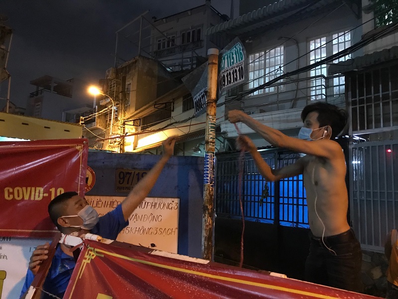 TP Hồ Chí Minh: Người dân vỡ òa niềm vui vì được dỡ bỏ phong tỏa chống dịch Covid-19 - Ảnh 3