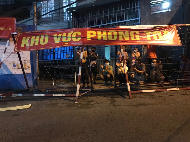 TP Hồ Chí Minh: Người dân vỡ òa niềm vui vì được dỡ bỏ phong tỏa chống dịch Covid-19 - Ảnh 6