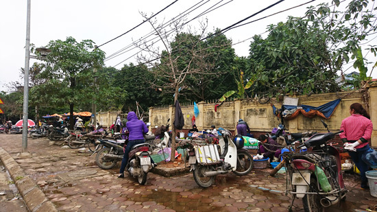 Hà Đông: Đỗ xe ô tô và họp chợ vẫn chưa đúng nơi quy định - Ảnh 7