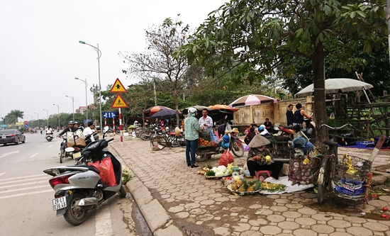 Hà Đông: Đỗ xe ô tô và họp chợ vẫn chưa đúng nơi quy định - Ảnh 8