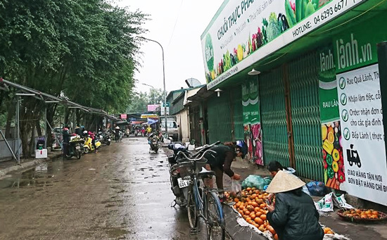 Hà Đông: Đỗ xe ô tô và họp chợ vẫn chưa đúng nơi quy định - Ảnh 4