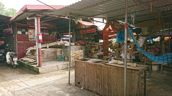 Hà Đông: Đỗ xe ô tô và họp chợ vẫn chưa đúng nơi quy định - Ảnh 3