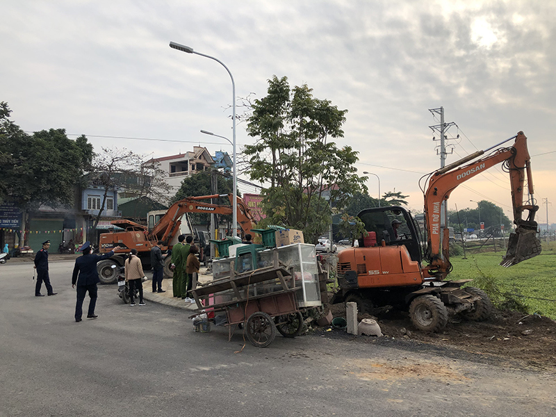 Huyện Ba Vì ra quân triển khai đợt cao điểm đảm bảo trật tự, an toàn giao thông phục vụ Tết - Ảnh 1