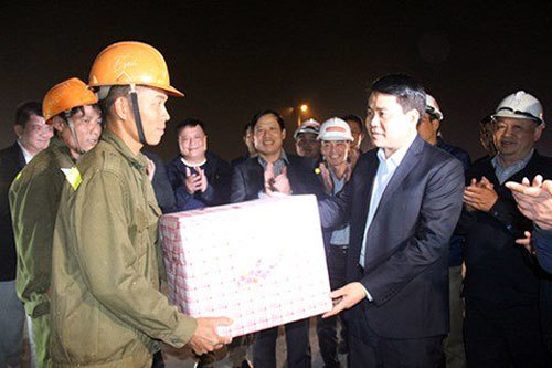 Chủ tịch Nguyễn Đức Chung thăm, tặng quà Tết công nhân thi công cầu vượt - Ảnh 1