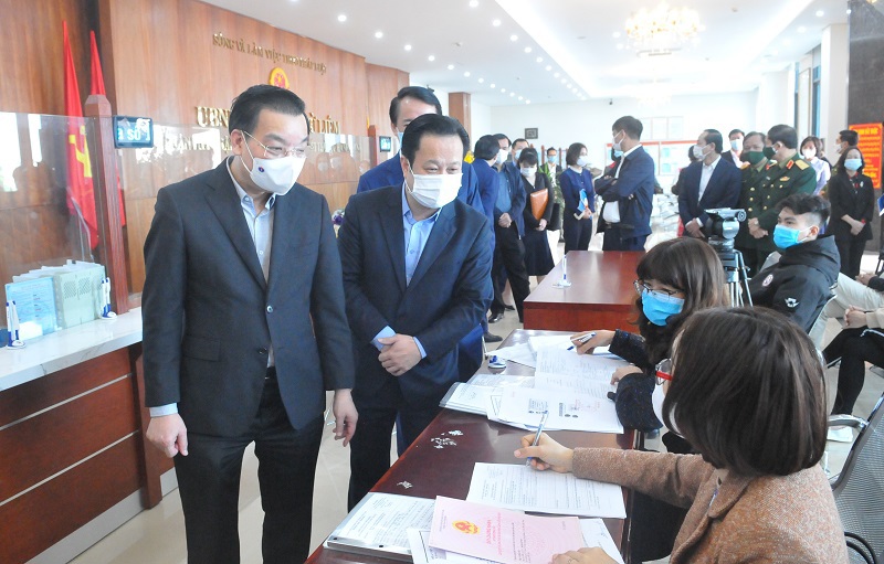 Chủ tịch UBND TP Chu Ngọc Anh kiểm tra công tác phòng chống Covid-19 ở chợ, trạm y tế - Ảnh 3