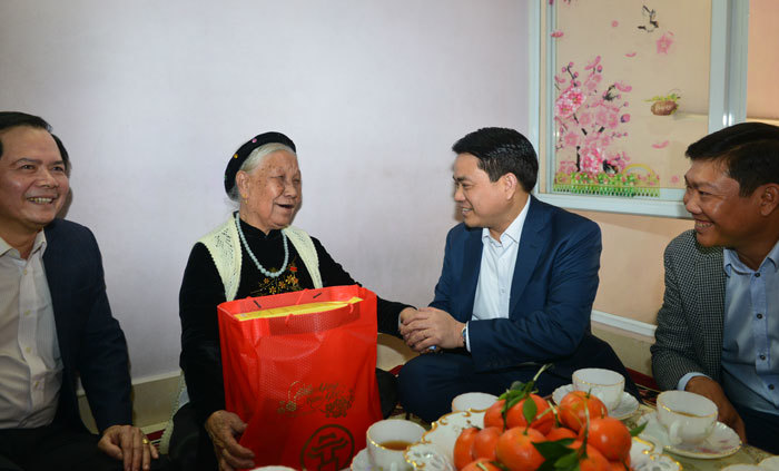 Chủ tịch Nguyễn Đức Chung thăm gia đình chính sách tiêu biểu quận Tây Hồ - Ảnh 3