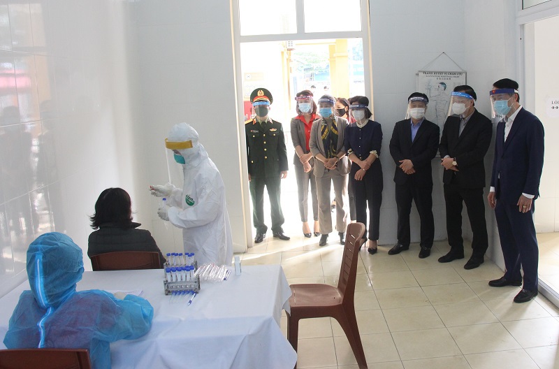 Chủ tịch UBND TP Chu Ngọc Anh kiểm tra công tác phòng chống Covid-19 ở chợ, trạm y tế - Ảnh 4