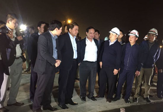 Chủ tịch Nguyễn Đức Chung thăm, tặng quà Tết công nhân thi công cầu vượt - Ảnh 2