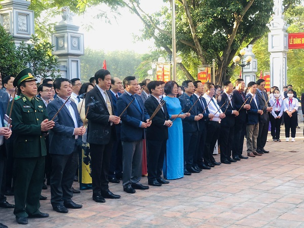 Đoàn đại biểu lãnh đạo TP Hà Nội dâng hương tưởng niệm Danh nhân Chu Văn An tại huyện Thanh Trì - Ảnh 1
