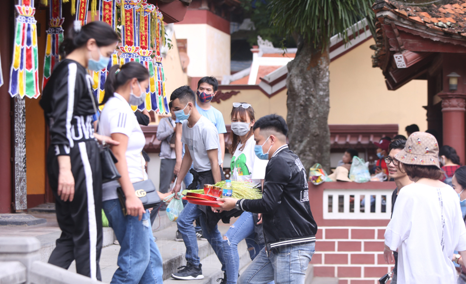 [Ảnh] Ngày đầu mở cửa chùa Hương 2021: Còn nhiều du khách không đeo khẩu trang hoặc đeo chống đối - Ảnh 13