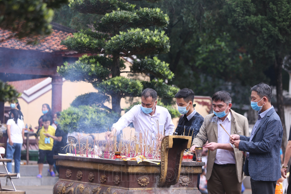 [Ảnh] Ngày đầu mở cửa chùa Hương 2021: Còn nhiều du khách không đeo khẩu trang hoặc đeo chống đối - Ảnh 14