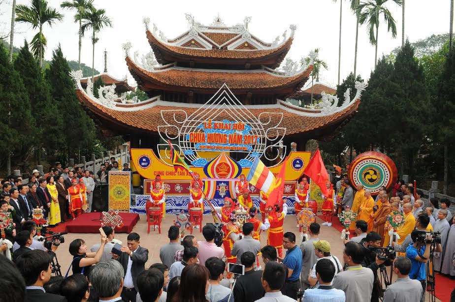 Khoảng 4 vạn du khách trẩy hội chùa Hương ngày khai hội - Ảnh 11