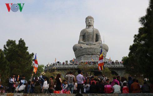 Hàng vạn người dân trảy hội chùa Phật Tích cầu bình an - Ảnh 1