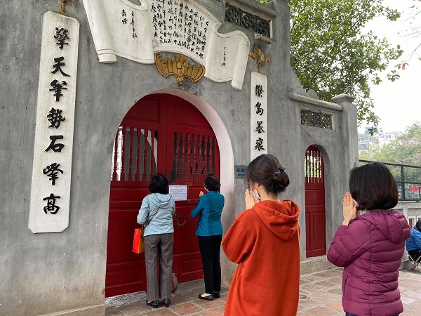 Hà Nội: Đình, chùa đóng cửa, người dân vái vọng từ bên ngoài - Ảnh 11