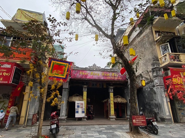 Hà Nội: Đình, chùa đóng cửa, người dân vái vọng từ bên ngoài - Ảnh 7