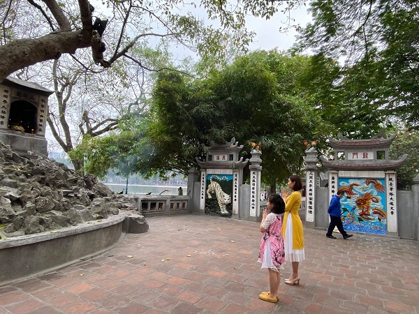 Hà Nội: Đình, chùa đóng cửa, người dân vái vọng từ bên ngoài - Ảnh 9