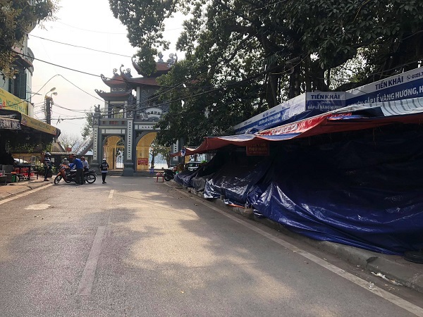 Dịp cao điểm lễ đầu Xuân tại Hà Nội: Đình, chùa ''niêm phong", dịch vụ đóng cửa - Ảnh 3