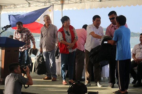 Chuẩn bị đón 17 ngư dân được Tổng thống Philippines trao trả về nước - Ảnh 1
