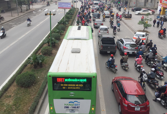 Vẫn nhiều “chướng ngại” trên hành trình của buýt nhanh BRT - Ảnh 1