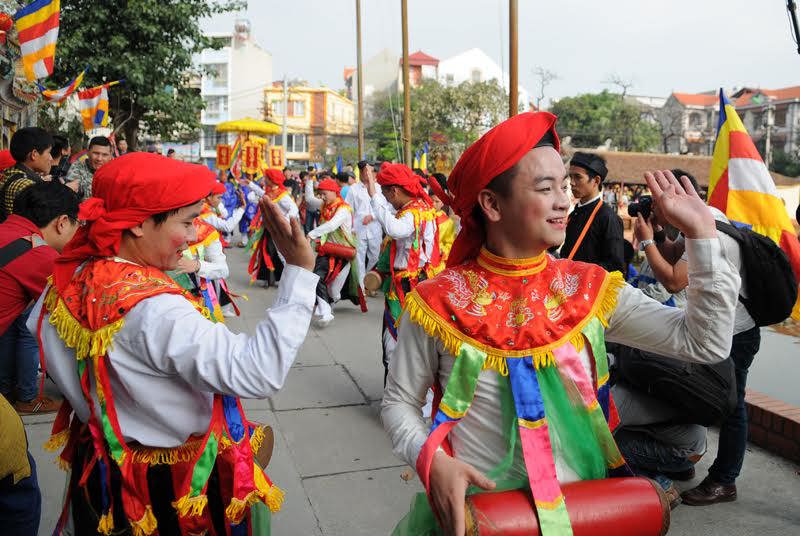 Về Triều Khúc xem trai làng mặc váy, múa “con đĩ đánh bồng” - Ảnh 4