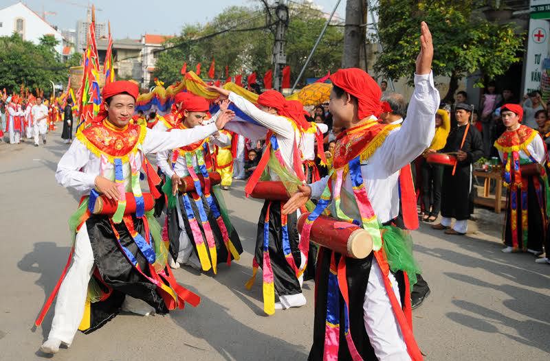 Về Triều Khúc xem trai làng mặc váy, múa “con đĩ đánh bồng” - Ảnh 6