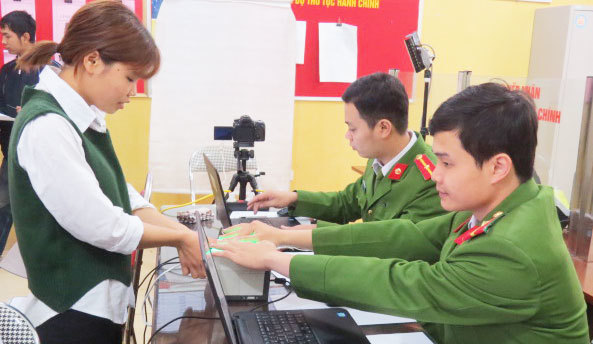 Công an huyện Phú Xuyên: Xuống cơ sở để cấp căn cước - Ảnh 1