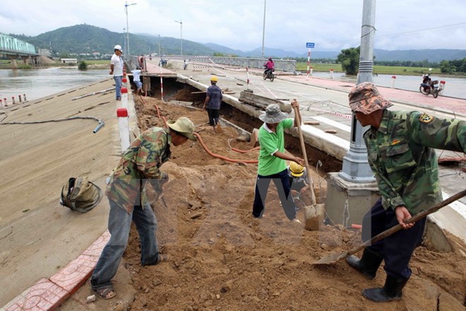 Các tỉnh miền Trung, Tây Nguyên nỗ lực khắc phục hậu quả mưa lũ - Ảnh 2