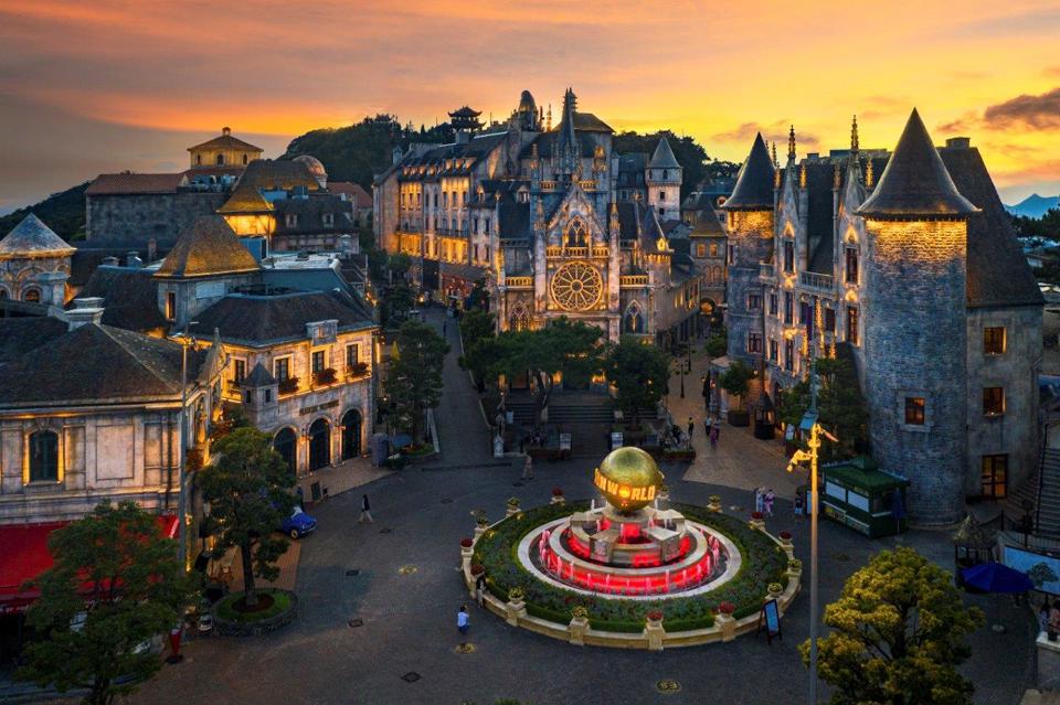 Quốc tế khép cửa, du lịch Việt vẫn rộn ràng với các công viên chủ đề đẳng cấp - Ảnh 2