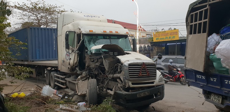 Nghệ An: Tông liên hoàn 2 xe tải đỗ cùng chiều, 1 người bị thương - Ảnh 2
