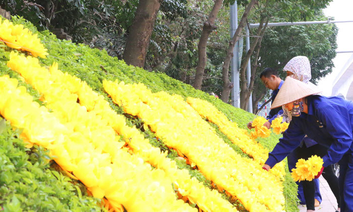 Hà Nội trang hoàng kỷ niệm 70 năm Ngày Toàn quốc kháng chiến - Ảnh 8